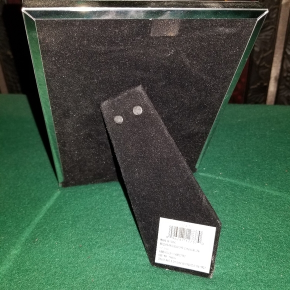 Cute picture frame. Like new. - Picture 3 of 6